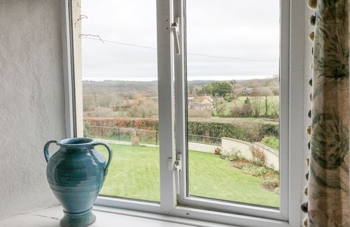 Petrockstowe Haus | HALLWOOD, pet friendly, with open fire in Hatherleigh