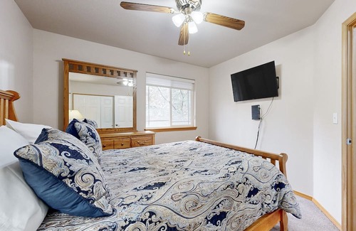 Klamath Falls Haus | Dog-friendly duplex with access to indoor pool, sports courts, & hiking trails