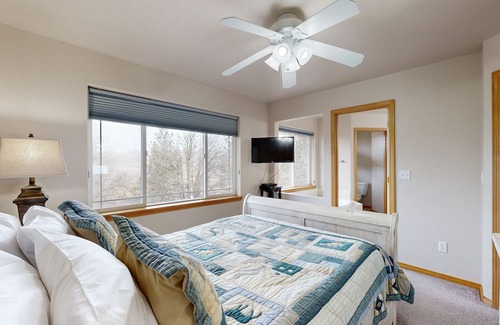 Klamath Falls Haus | Dog-friendly duplex with access to indoor pool, sports courts, & hiking trails