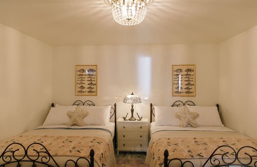 Anderson Island Hütte | The Cottage on Anderson Island- Waterfront stay with beach, views, and fire pit!