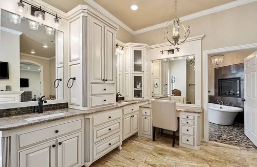 Cecil Haus | King Ranch Equestrian River Valley Estate, conveniently located off Hwy I-40!