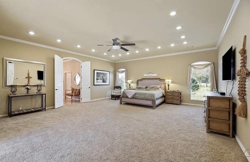 Cecil Haus | King Ranch Equestrian River Valley Estate, conveniently located off Hwy I-40!