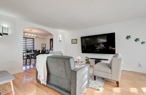 Markham Haus | Cozy home in Markham city where you can gather with family and friends.