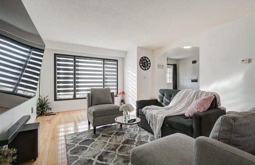 Markham Haus | Cozy home in Markham city where you can gather with family and friends.