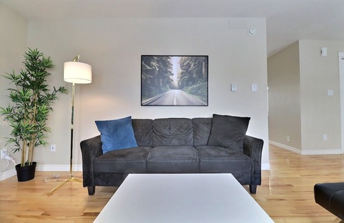 Moncton Haus | Cozy Home in Central Moncton WFH NBCC