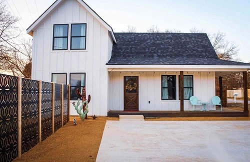 Saint Jo Haus | Let Go in Saint Jo! A modern barn house