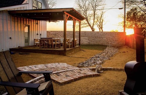 Saint Jo Haus | Let Go in Saint Jo! A modern barn house