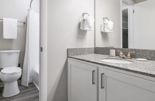 Homewood Wohnung | Modern Apartment in Prime Location (ID1403X449)