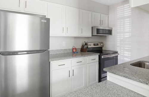 Homewood Wohnung | Modern Apartment in Prime Location (ID1403X455)