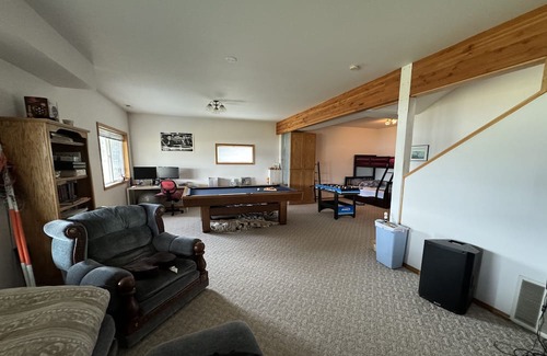 Laclede Bed & Breakfast | Charming waterfront home with 4 bedrooms 3 bath and WiFi, AC in Laclede Idaho