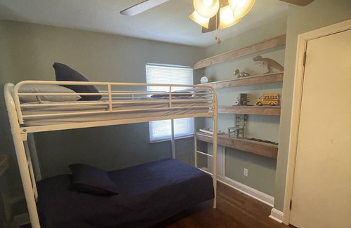 Huntington Haus | ~Cozy 3-Bedroom Bungalow~Near Ritter Park, Downtown, and Marshall University