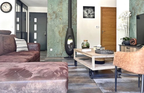 Sainte-Cecile-les-Vignes Haus | Experience the charm of Sainte Cécile Les Vignes in this delightful, air-conditioned villa, an idyll