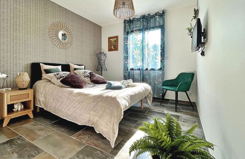 Sainte-Cecile-les-Vignes Haus | Experience the charm of Sainte Cécile Les Vignes in this delightful, air-conditioned villa, an idyll