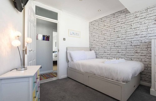 Southsea Wohnung | *New* Spacious 3BR Apt w/ Balcony & FREE Parking!