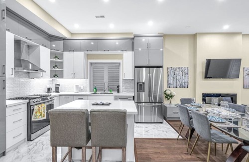 Landsdale Haus | Stylish 5bed Home Near DT/Hospitals/GO/Lake/TiCats
