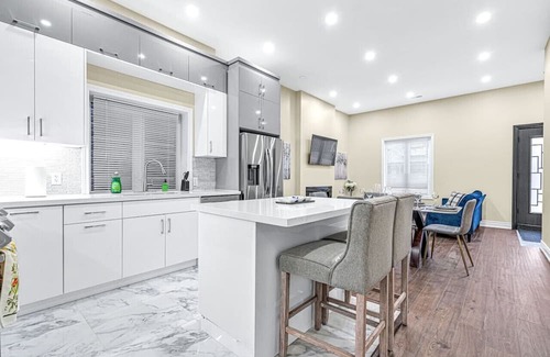 Landsdale Haus | Stylish 5bed Home Near DT/Hospitals/GO/Lake/TiCats