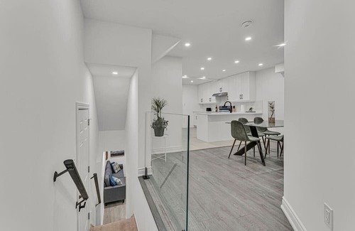 Hamilton Haus | Cozy 6BR Home TiCats/Hospitals/Beach/FirstOntario
