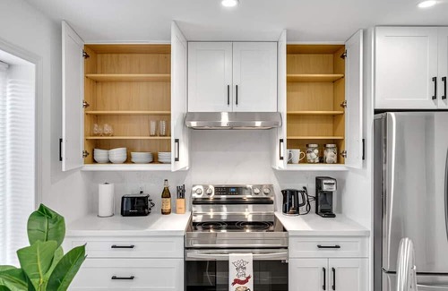 Hamilton Haus | Cozy 6BR Home TiCats/Hospitals/Beach/FirstOntario