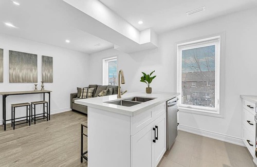 Hamilton Haus | Cozy 6BR Home TiCats/Hospitals/Beach/FirstOntario