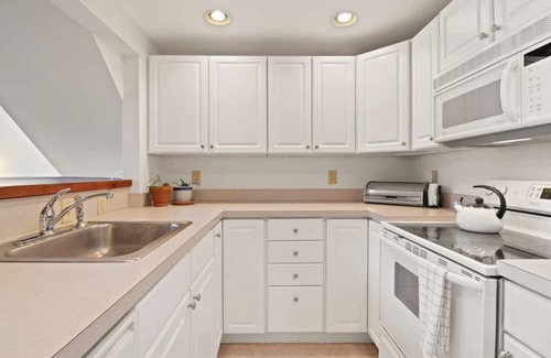 Summersea Haus | On the water with water view! Summersea on Ockway Bay at the end of a cul-de-sac