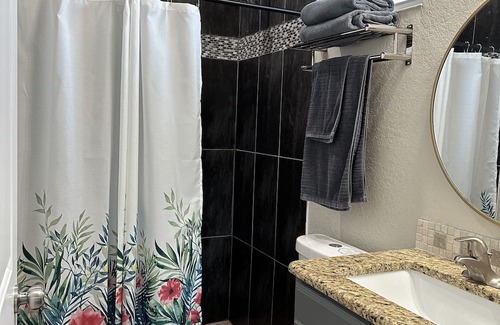 Englewood East Haus | Tropical 3 bedroom10 min to Englewood beach