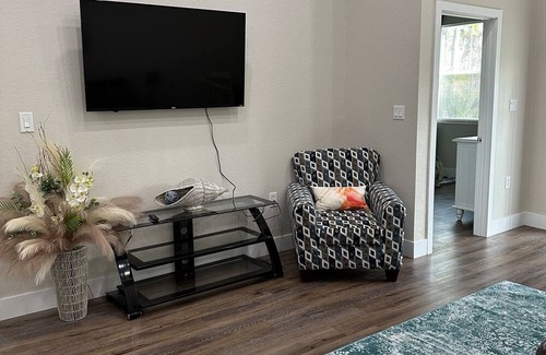 Englewood East Haus | Tropical 3 bedroom10 min to Englewood beach