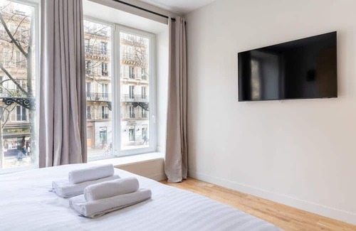 Quartier de la Goutte-d'Or Wohnung | Luxe, State of the Art Suite near Montmartre