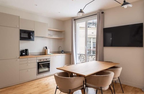 Quartier de la Goutte-d'Or Wohnung | Luxe, State of the Art Suite near Montmartre