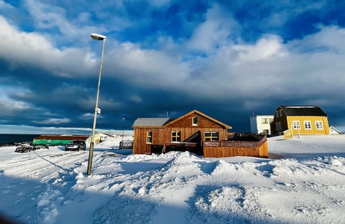 Hellissandur Hütte | Enchanting Ocean Clif 1-bedroom cottage in Hellissandur