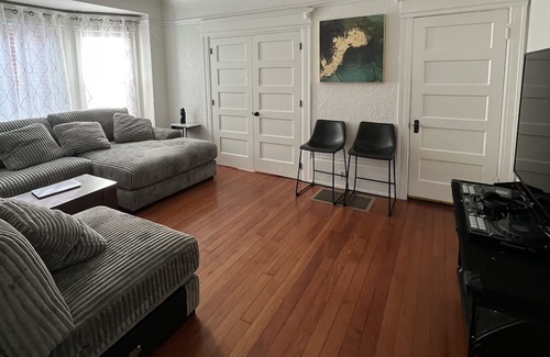 South Berkeley Haus | Beautifully Landscaped Furnished Convenient Berkeley Home
