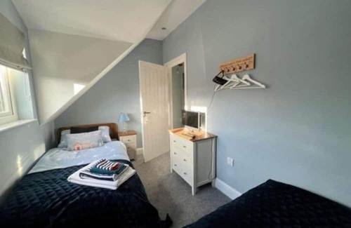 Bridgend Kabine | Orchard Lodge -Coastal Retreat, new build, village views, private garden/terrace