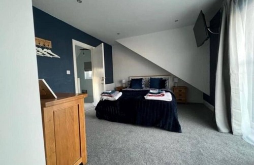 Bridgend Kabine | Orchard Lodge -Coastal Retreat, new build, village views, private garden/terrace