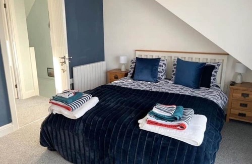 Bridgend Kabine | Orchard Lodge -Coastal Retreat, new build, village views, private garden/terrace