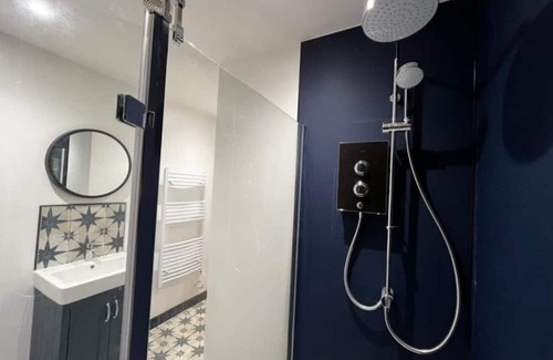 Bridgend Kabine | Orchard Lodge -Coastal Retreat, new build, village views, private garden/terrace