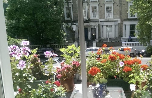 Holland Park Kabine | London/Kensington in suite double room for non smoking female professionals.