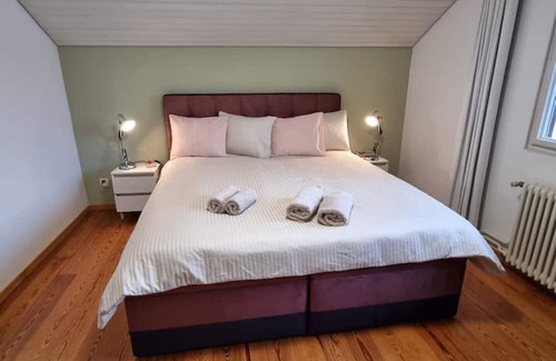 Horgen District Wohnung | Beautiful apartment with lake views, and its own balcony... SLEEPS 2 PEOPLE