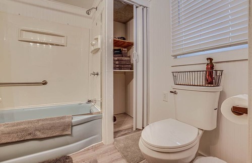 Baldwin Kabine | Charming Baldwin Cabin w/Fenced Yard + Fire Pit!