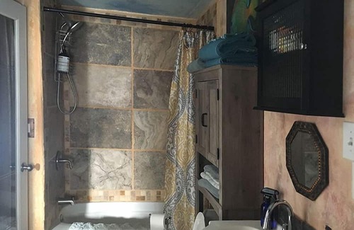 Big Arm Haus | Green Elephant Room at Flathead Lake