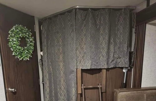 Happy Valley Haus | Cozy small camper in a quiet neighborhood and enjoy the sounds of nature