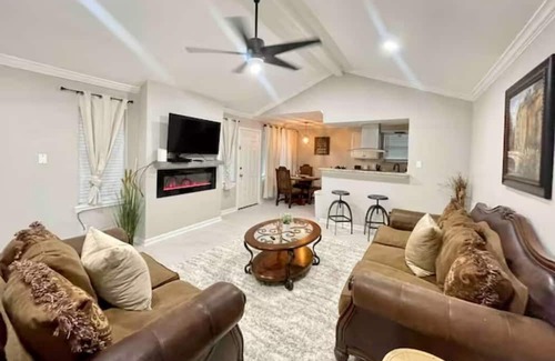 Southbelt/Ellington Haus | Minutes away from Hobby Airport with easy access to Sam Houston Toll and I-45.
