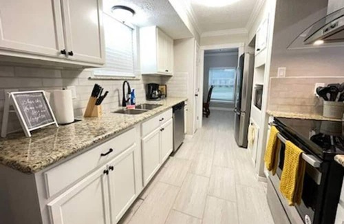 Southbelt/Ellington Haus | Minutes away from Hobby Airport with easy access to Sam Houston Toll and I-45.