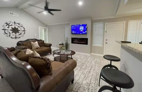 Southbelt/Ellington Haus | Minutes away from Hobby Airport with easy access to Sam Houston Toll and I-45.