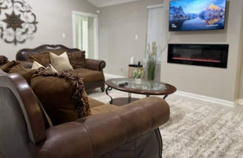 Southbelt/Ellington Haus | Minutes away from Hobby Airport with easy access to Sam Houston Toll and I-45.