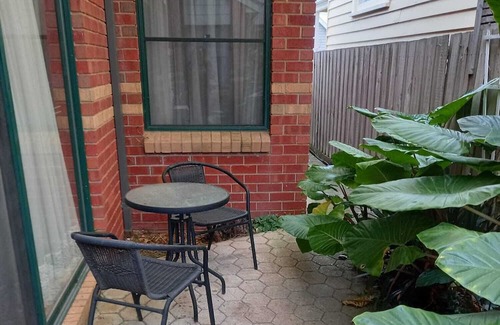 Geelong West Haus | Cosy apartment located close to shops, restaurants and Geelong CBD