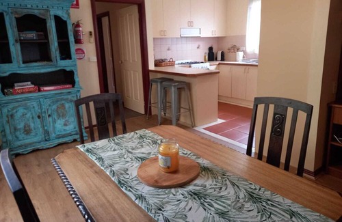 Geelong West Haus | Cosy apartment located close to shops, restaurants and Geelong CBD