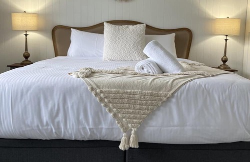 Blayney Haus | The Albion - Light & Cosy