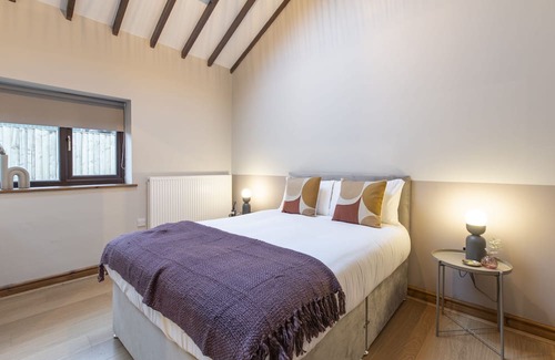 South Norwood Hütte | Swan (Alarch) - a glan morfa lodge that sleeps 6 guests in 3 bedrooms