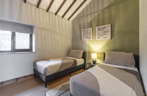 South Norwood Hütte | Swan (Alarch) - a glan morfa lodge that sleeps 6 guests in 3 bedrooms