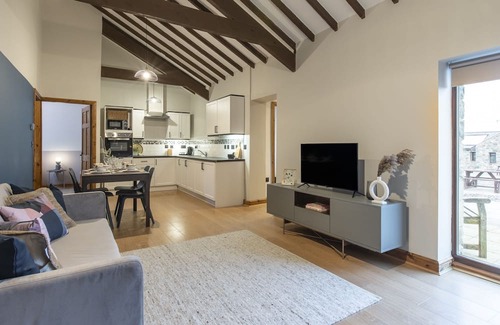 South Norwood Hütte | Swan (Alarch) - a glan morfa lodge that sleeps 6 guests in 3 bedrooms