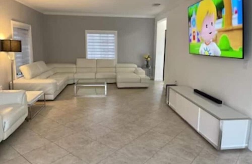 Country Walk Haus | Super Clean, Luxurious 6 Bedroom Home